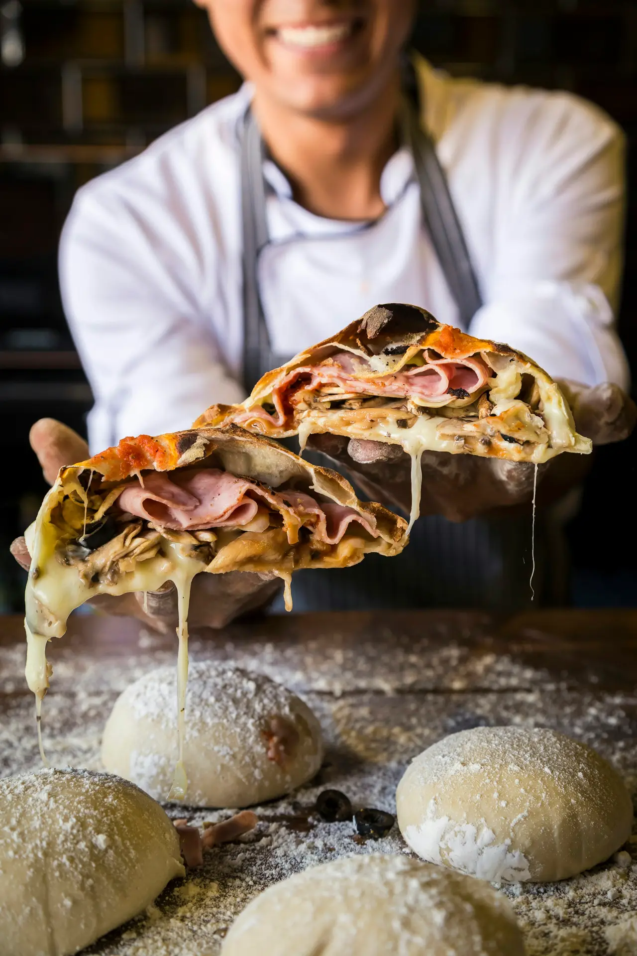 Galette jambon-fromage pliée, servie à la main