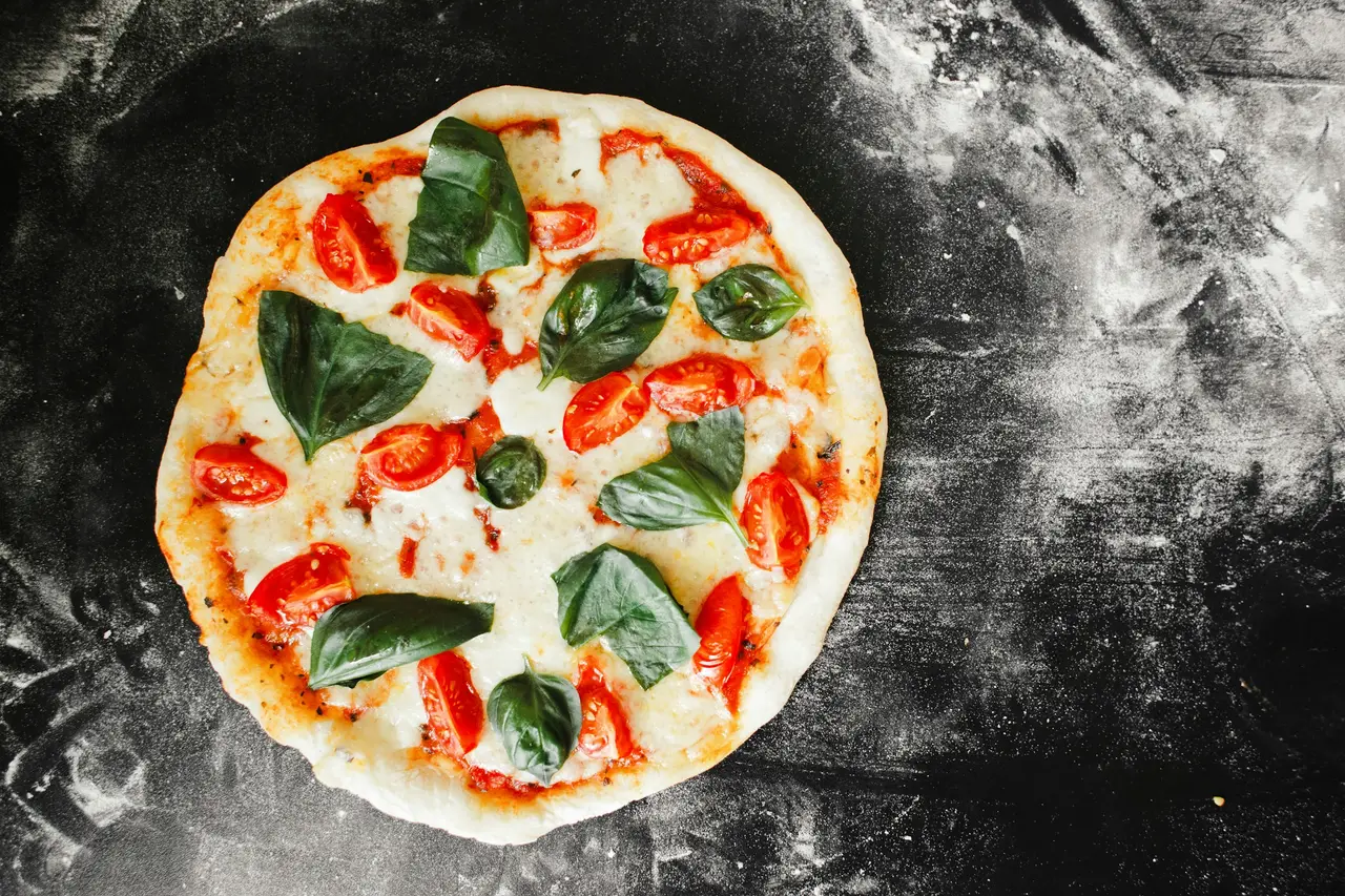 Pizza posée sur le plan fariné