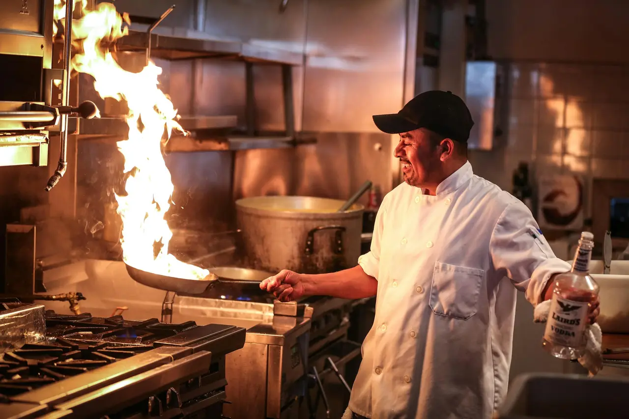 Le pizzaiolo face aux flammes