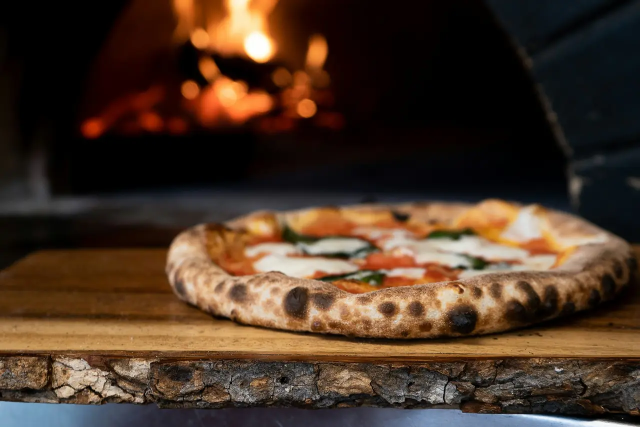 Une margherita sur la pelle, devant la gueule du four à bois