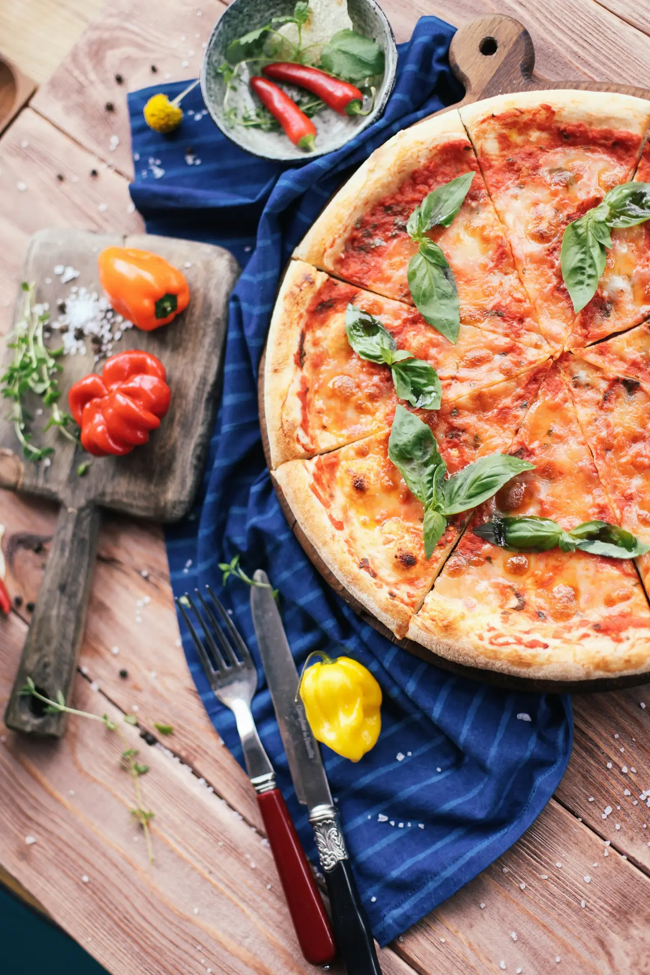 Pizzas à partager au centre de la table